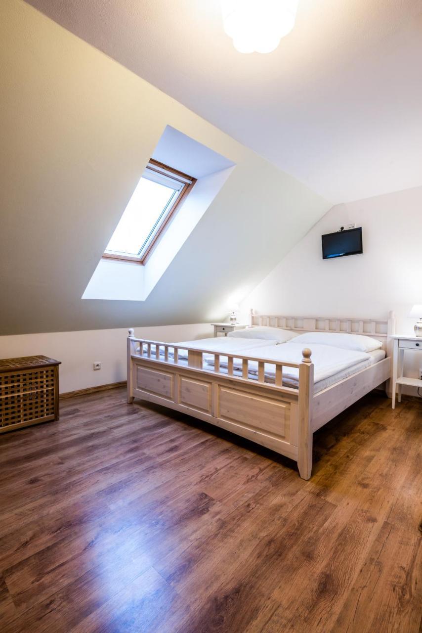 Slavia Penzion Mikulov Buitenkant foto